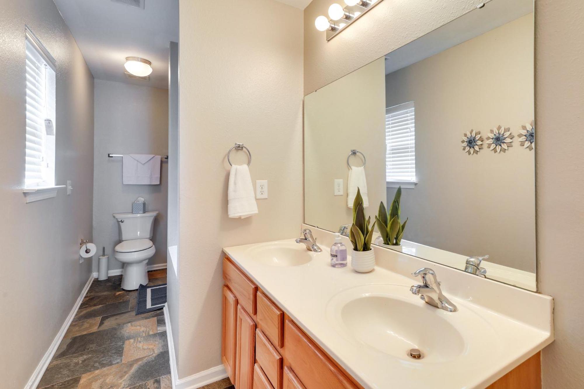 Charming North Charleston Townhome - Pets Welcome! 외부 사진